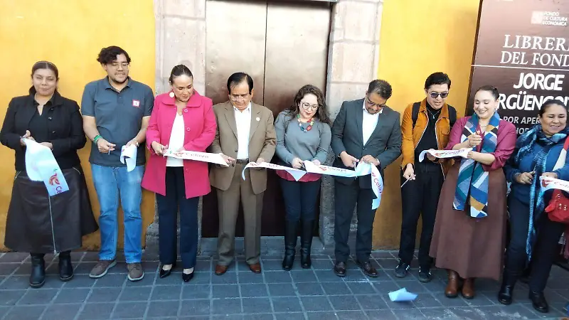 Corte del listón de apertura de la librería.